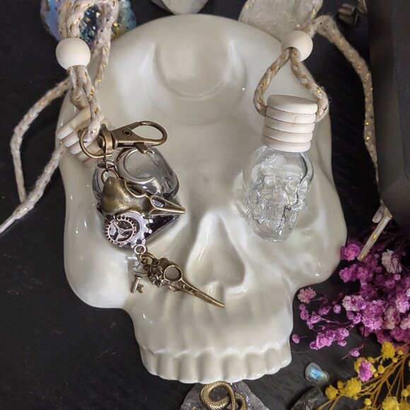 Steampunk Skull Diffuser with a Detachable Keychain with a Raven, Gears & Moon - Picture 3 of 9